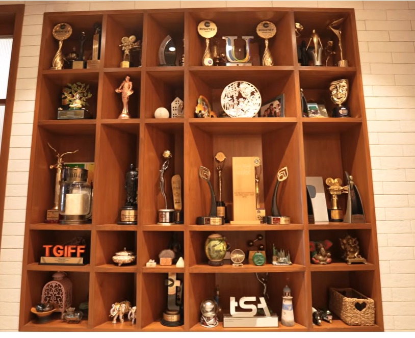 A Cozy Entertainment Zone To An Aesthetic Drawing Room: Peek Into Maniesh Paul's Luxurious Mumbai Home 997737