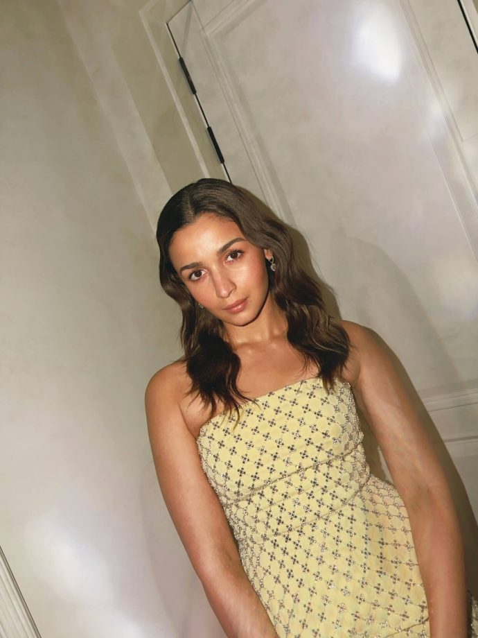 Alia Bhatt Makes Summer Glam Easy Yet Fashionable In A Strapless Co-ord Set 996411