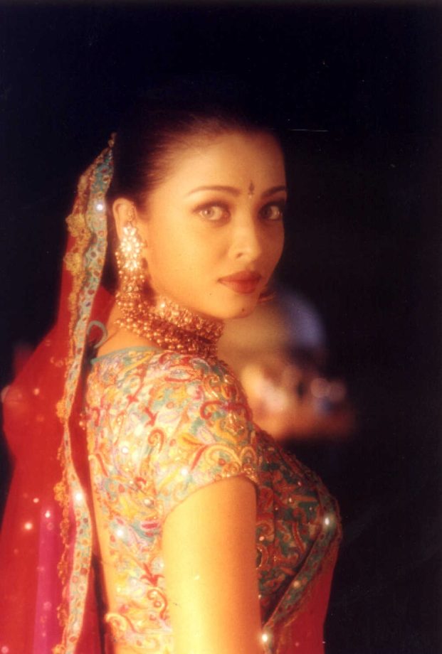 From Deepika Padukone and Alia Bhatt to Sankruti Jayana: Actresses Who Brought Garba Magic Alive on Screen 996473