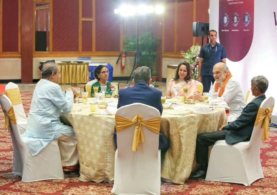 Hema Malini Says 'I Felt My Husband Dharmendra Ji's Presence' While Receiving Padma Vibhushan On His Behalf 998573