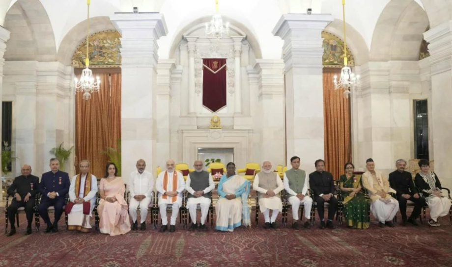 Hema Malini Says 'I Felt My Husband Dharmendra Ji's Presence' While Receiving Padma Vibhushan On His Behalf 998574
