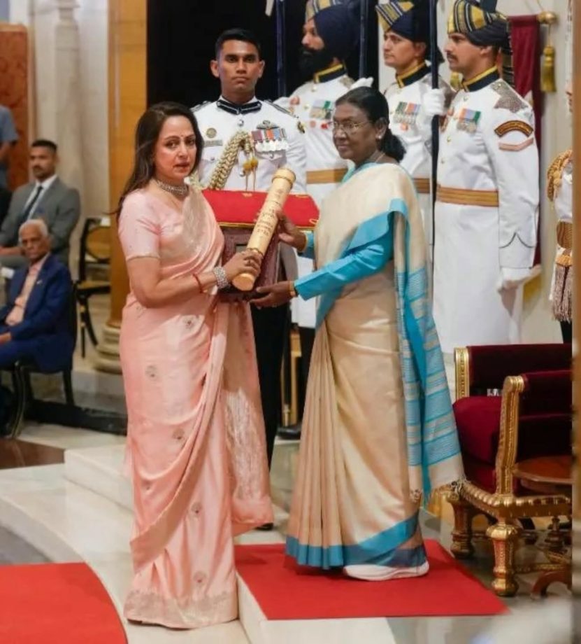 Hema Malini Says 'I Felt My Husband Dharmendra Ji's Presence' While Receiving Padma Vibhushan On His Behalf 998575