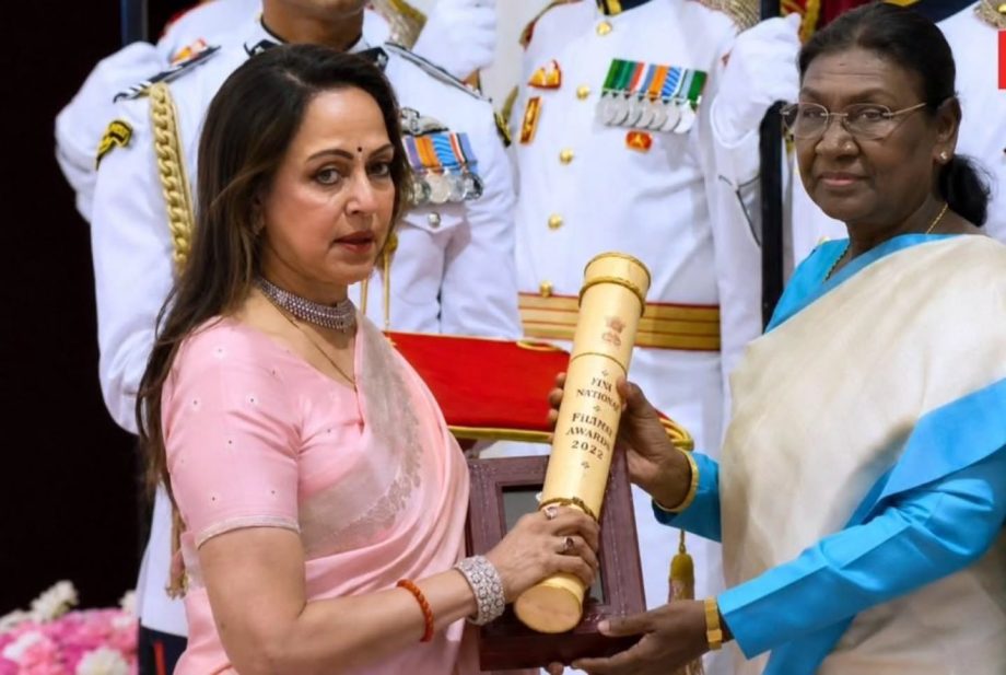Hema Malini Says 'I Felt My Husband Dharmendra Ji's Presence' While Receiving Padma Vibhushan On His Behalf 998576