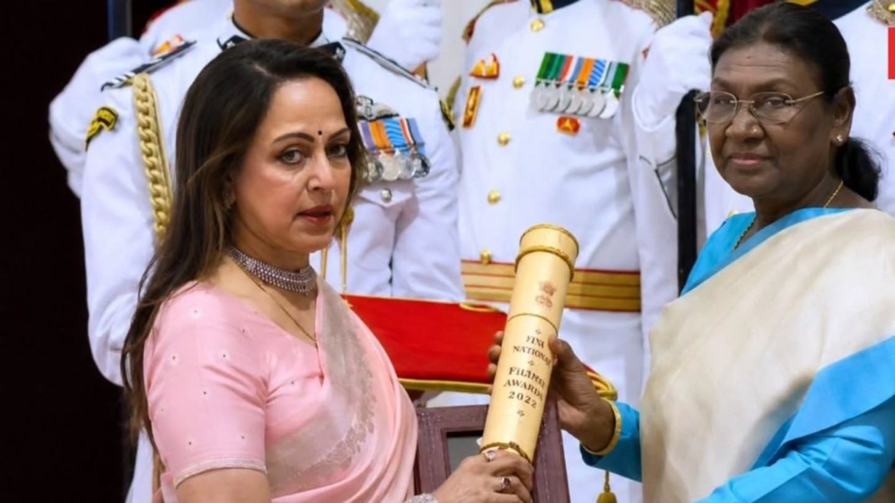 Hema Malini Says 'I Felt My Husband Dharmendra Ji's Presence' While Receiving Padma Vibhushan On His Behalf 998572