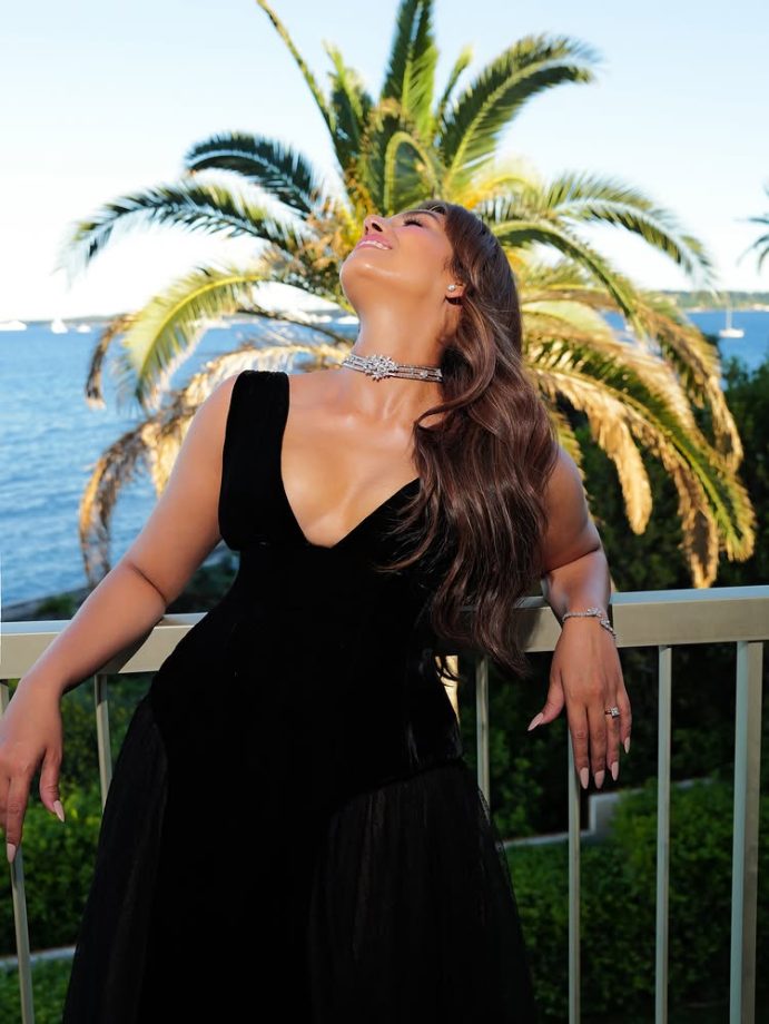Huma Qureshi Drops Pictures From Cannes In Stunning Black Gown: Checkout 998875