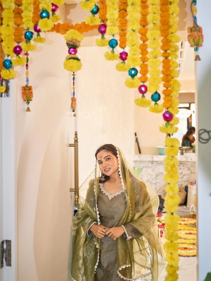 Manisha Rani Steps Into Her New Home In Mumbai, Shares Glimpse From 'Griha Pravesh' Puja 996499