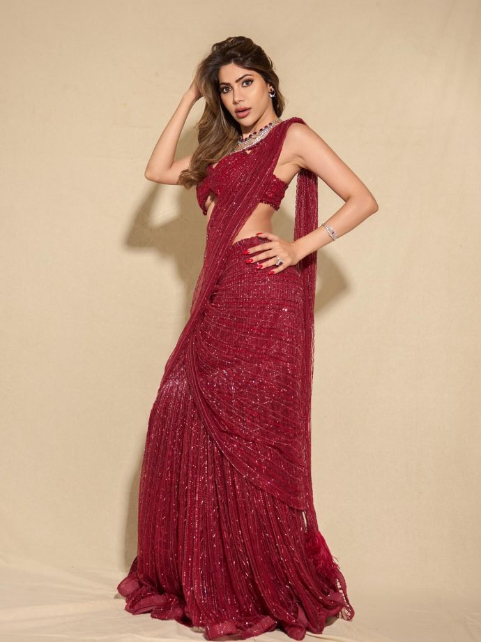 Nikki Tamboli Adds a Hint of “Untouchable” Glam in This Stunning Red Saree Look 998255