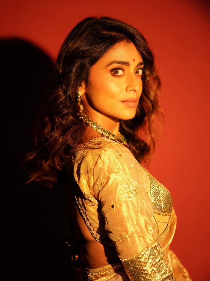 Shriya Saran in Traditional Gold Saree for Jewelry Store Visit 997376