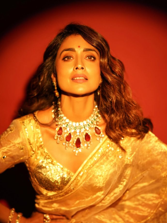 Shriya Saran in Traditional Gold Saree for Jewelry Store Visit 997377