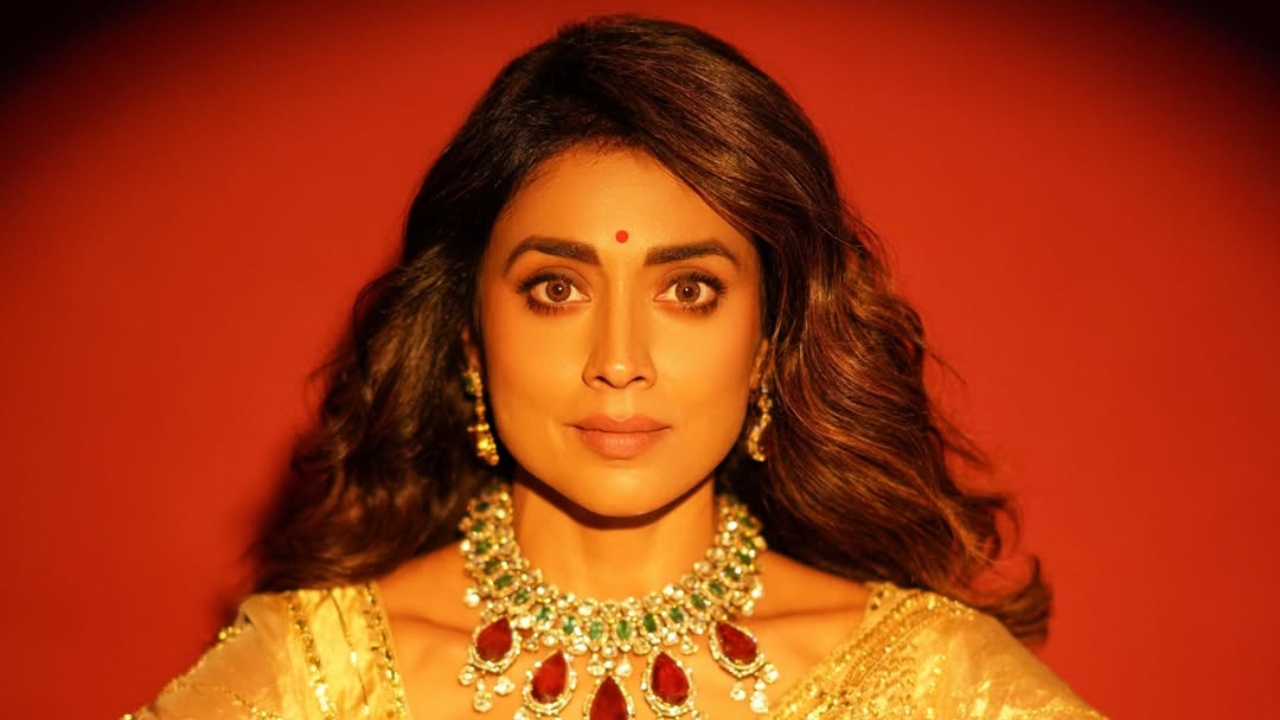 Shriya Saran in Traditional Gold Saree for Jewelry Store Visit 997380