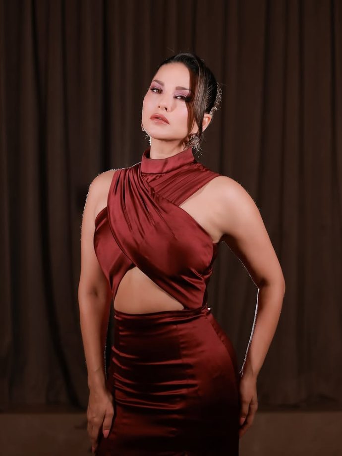 Sunny Leone brings drama in a red satin gown 996033