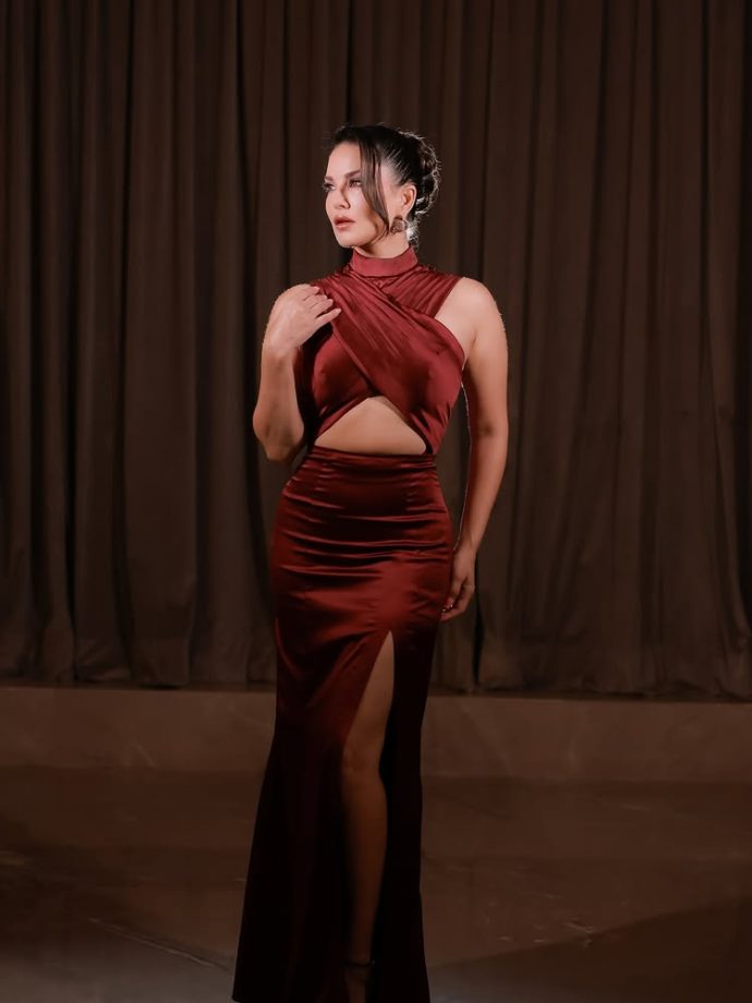 Sunny Leone brings drama in a red satin gown 996032