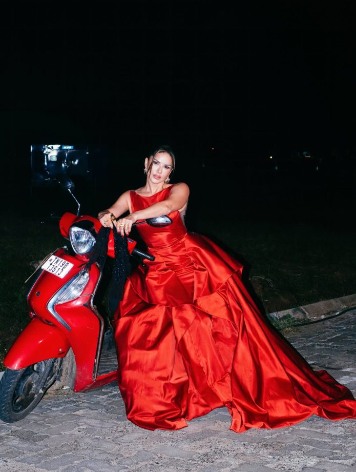 Sunny Leone Drops Jaw-Dropping Pictures In Bold Red Look 998222