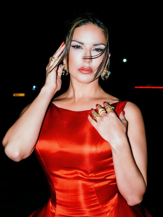 Sunny Leone Drops Jaw-Dropping Pictures In Bold Red Look 998223
