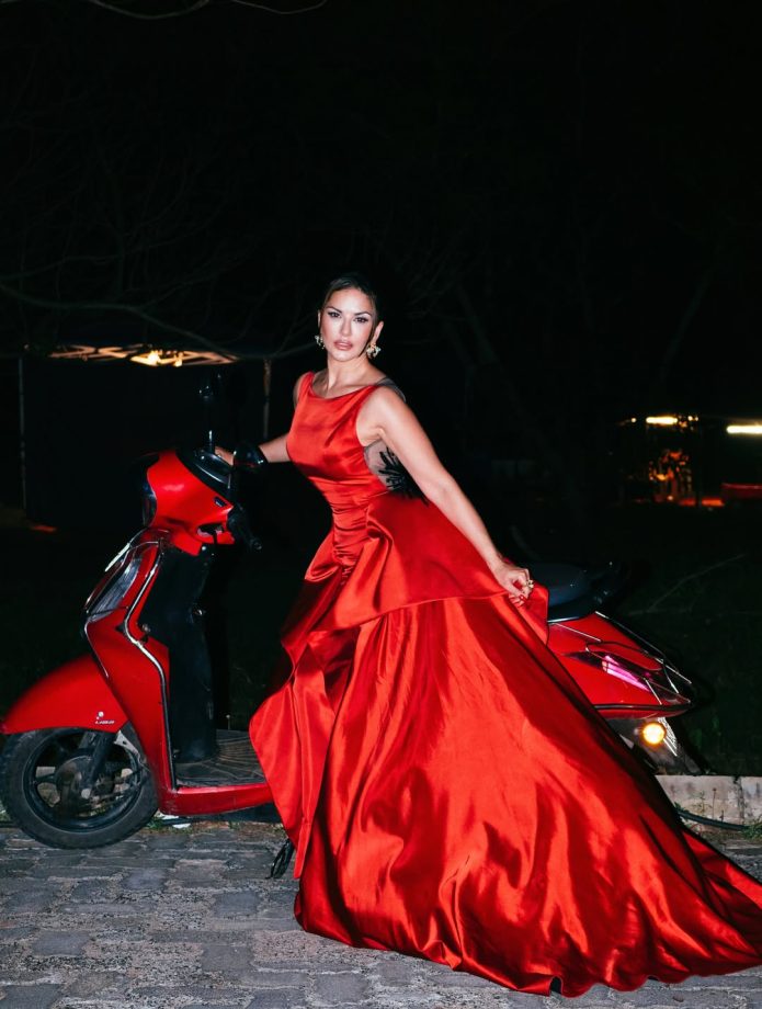 Sunny Leone Drops Jaw-Dropping Pictures In Bold Red Look 998224
