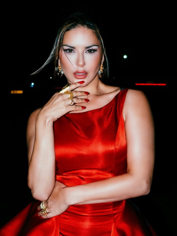 Sunny Leone Drops Jaw-Dropping Pictures In Bold Red Look 998225