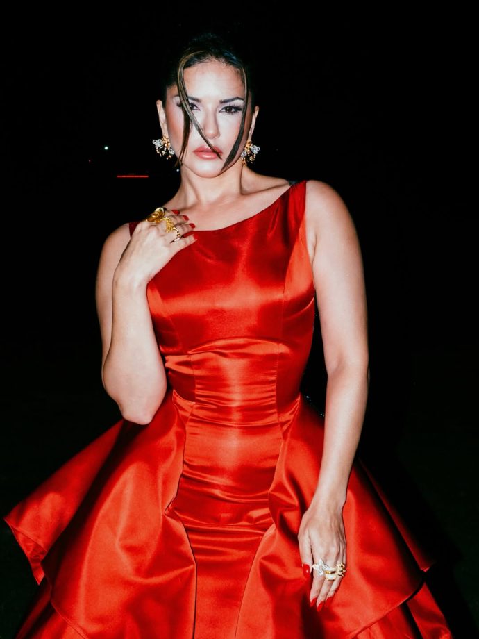 Sunny Leone Drops Jaw-Dropping Pictures In Bold Red Look 998221