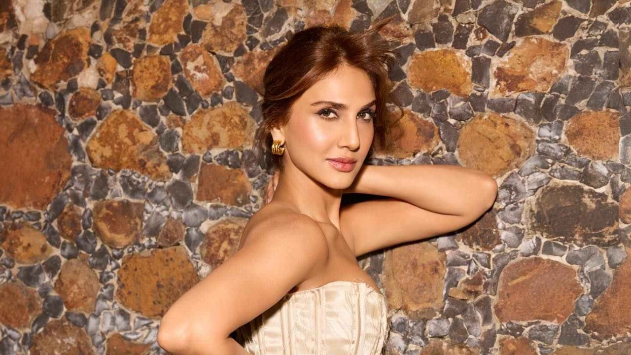 Vaani Kapoor keeps it bold and effortless in a gold corset set 996703