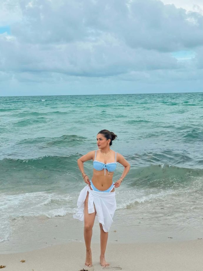 Avneet Kaur Turns Up the Beach Glam in a Chic Blue Bikini Look 999300
