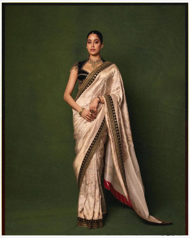 Janhvi Kapoor Stuns in a Regal Saree Look, Fans Can’t Take Their Eyes Off Her 1000800