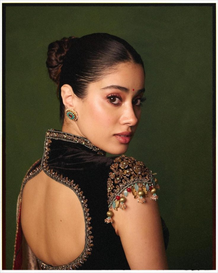 Janhvi Kapoor Stuns in a Regal Saree Look, Fans Can’t Take Their Eyes Off Her 1000791