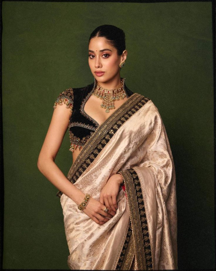 Janhvi Kapoor Stuns in a Regal Saree Look, Fans Can’t Take Their Eyes Off Her 1000792