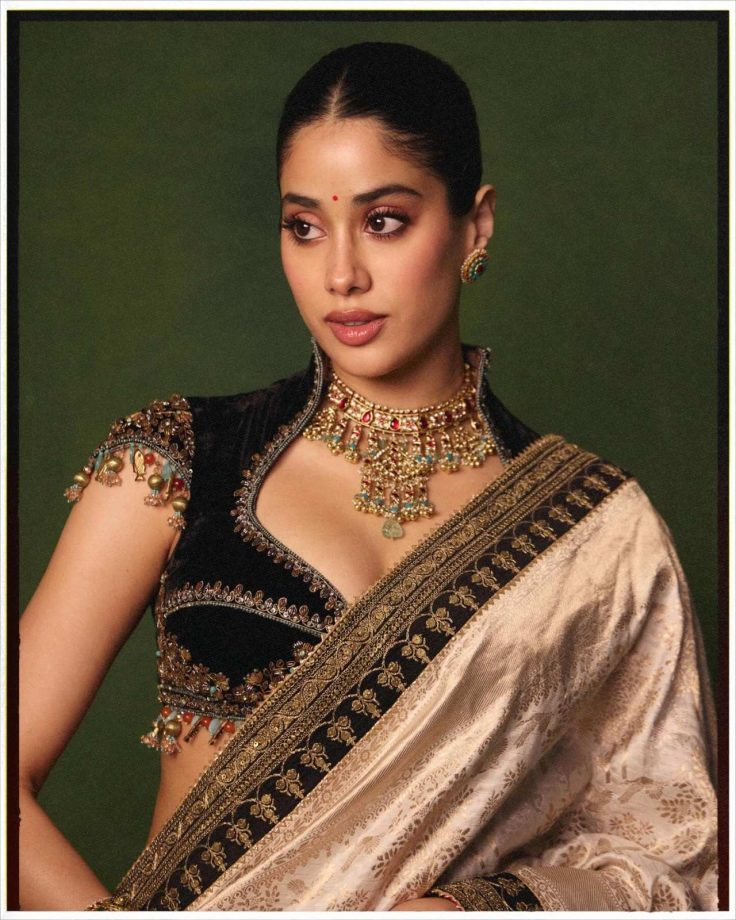 Janhvi Kapoor Stuns in a Regal Saree Look, Fans Can’t Take Their Eyes Off Her 1000794