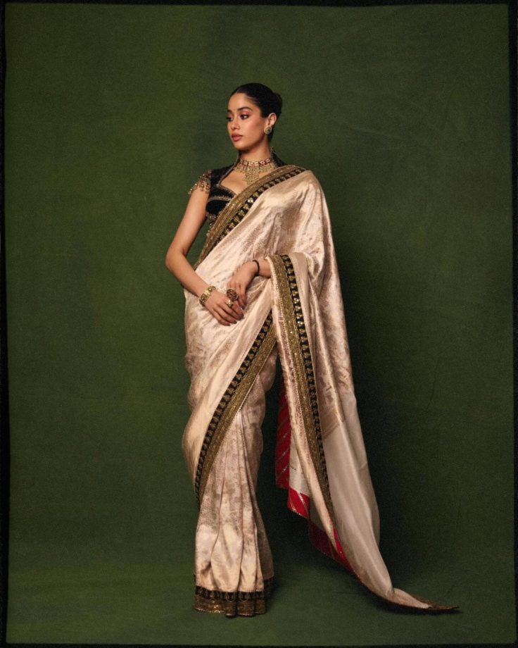 Janhvi Kapoor Stuns in a Regal Saree Look, Fans Can’t Take Their Eyes Off Her 1000795