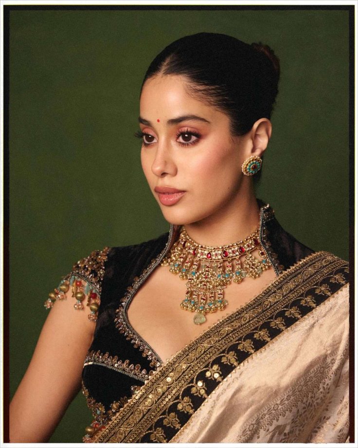 Janhvi Kapoor Stuns in a Regal Saree Look, Fans Can’t Take Their Eyes Off Her 1000796