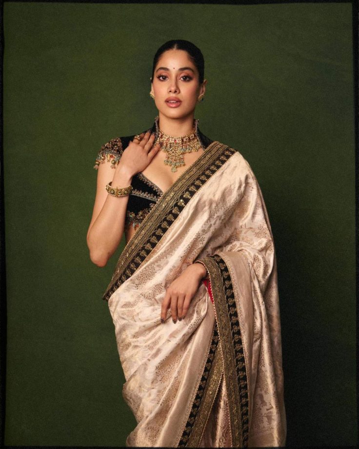 Janhvi Kapoor Stuns in a Regal Saree Look, Fans Can’t Take Their Eyes Off Her 1000797