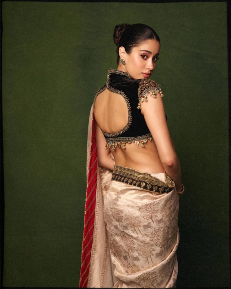 Janhvi Kapoor Stuns in a Regal Saree Look, Fans Can’t Take Their Eyes Off Her 1000799