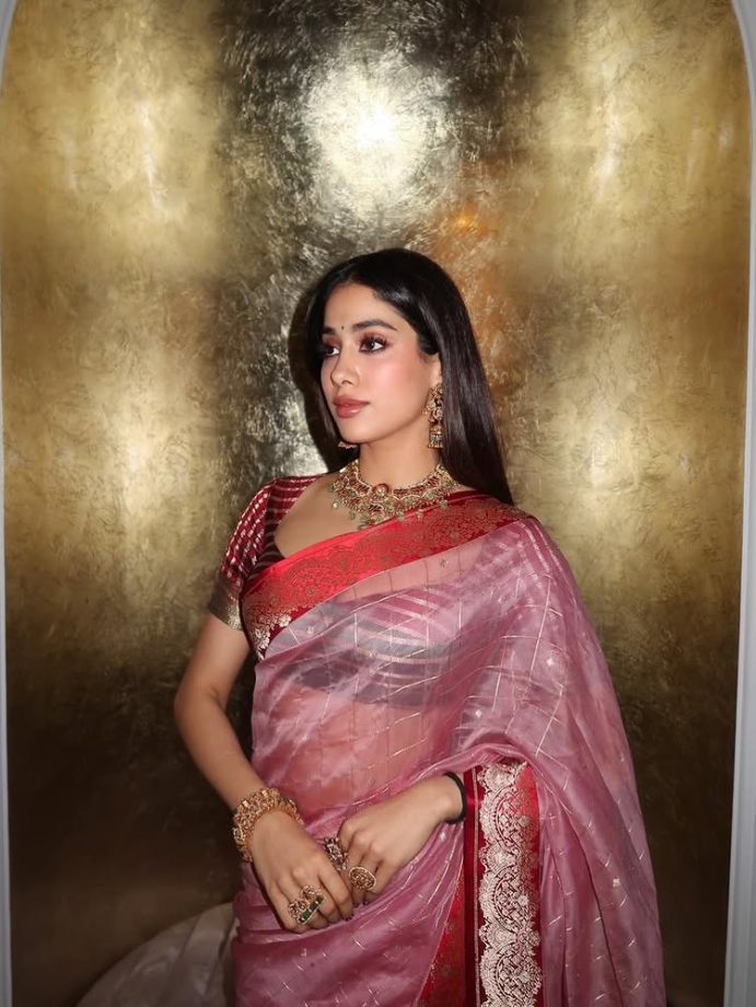 Janhvi Kapoor Stuns in Benarasi Kadiyal Sari at Anshula’s Wedding Festivities 1001145