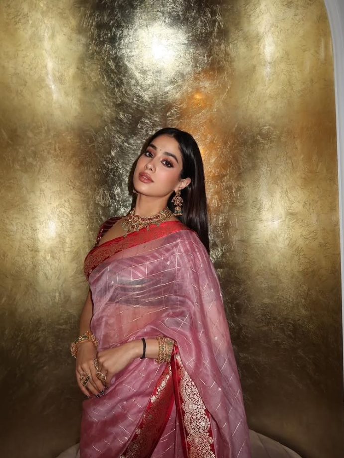 Janhvi Kapoor Stuns in Benarasi Kadiyal Sari at Anshula’s Wedding Festivities 1001147