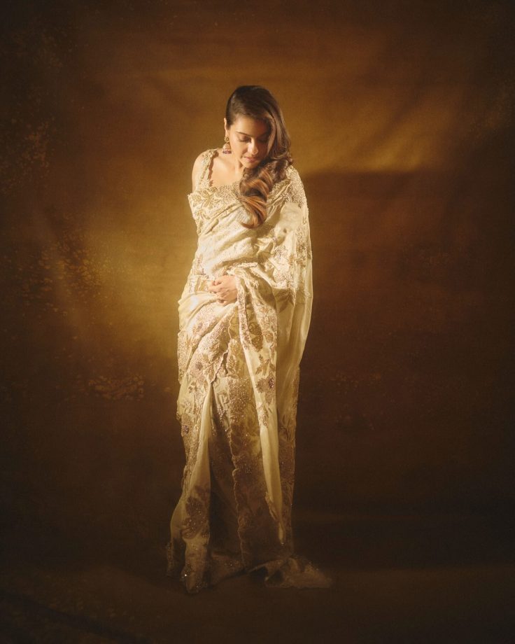 Kajol’s Gold Saree Look Is the Definition of Timeless Grace and Elegance 1