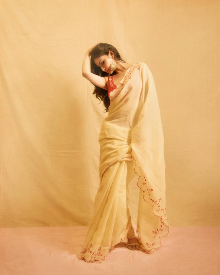 Mouni Roy Elevates Ethnic Glam in a Backless Blouse with a Butter Yellow Cotton Saree 1000684