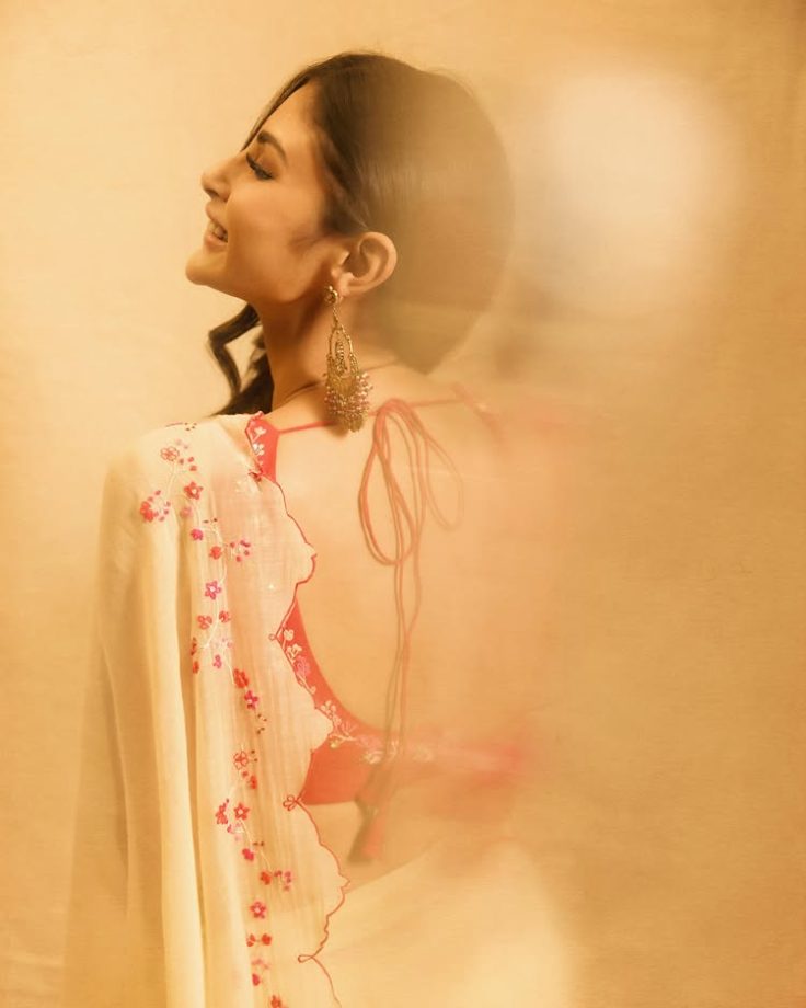 Mouni Roy Elevates Ethnic Glam in a Backless Blouse with a Butter Yellow Cotton Saree 1000685