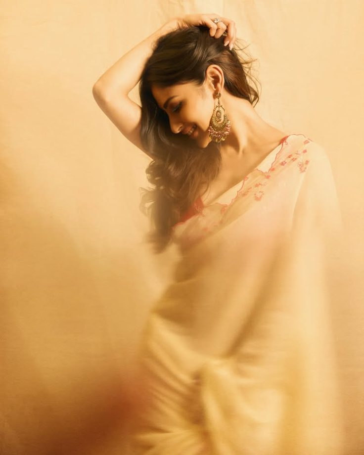 Mouni Roy Elevates Ethnic Glam in a Backless Blouse with a Butter Yellow Cotton Saree 1000686