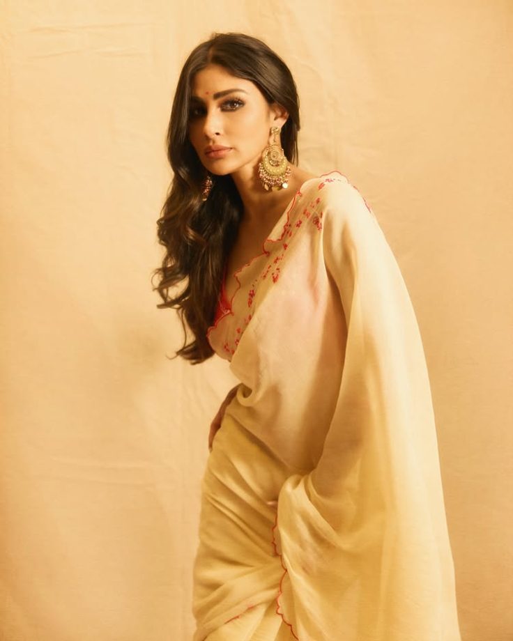 Mouni Roy Elevates Ethnic Glam in a Backless Blouse with a Butter Yellow Cotton Saree 1000687