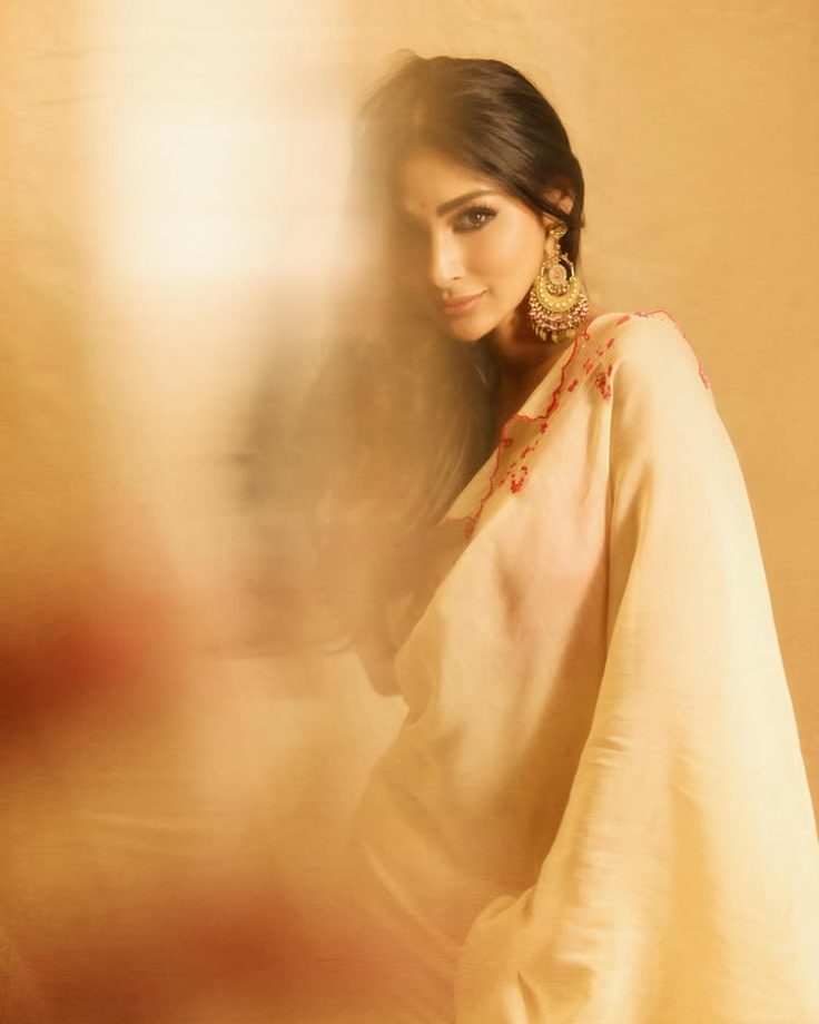 Mouni Roy Elevates Ethnic Glam in a Backless Blouse with a Butter Yellow Cotton Saree 1000688