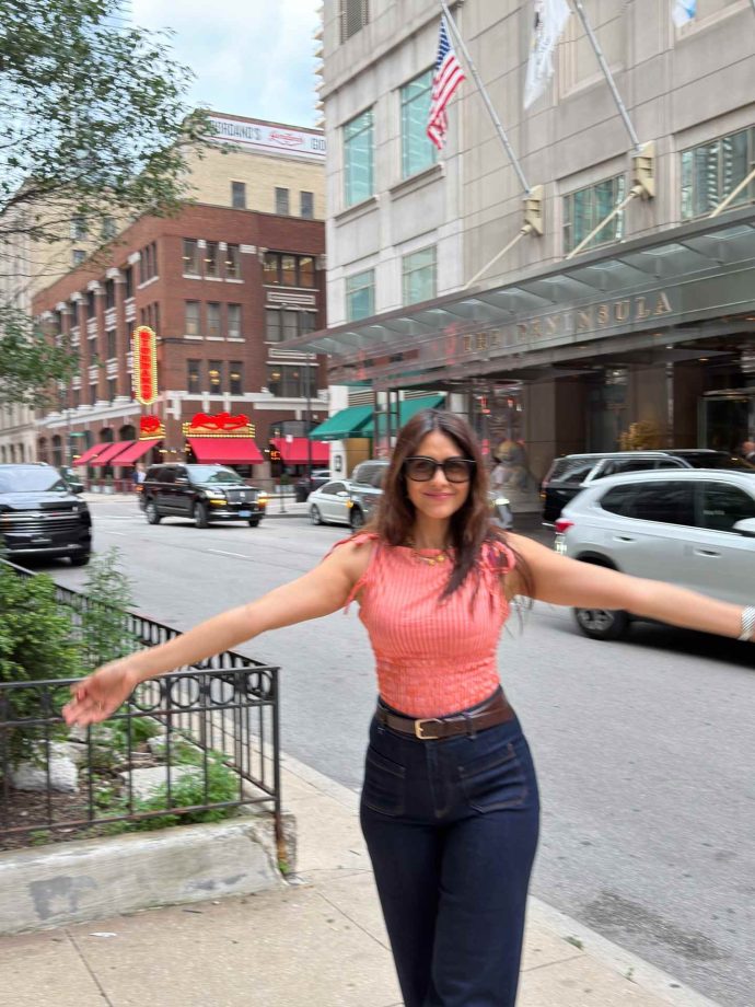 Mrunal Thakur Serves Effortless Street Style Goals in Chicago 1000695