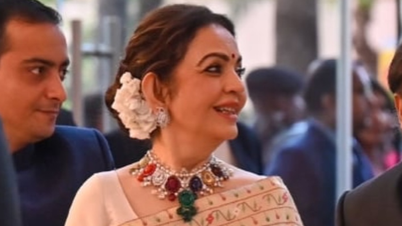 Nita Ambani in Handwoven White Paithani at Supriya Sule’s Daughter’s Wedding Reception 1000909