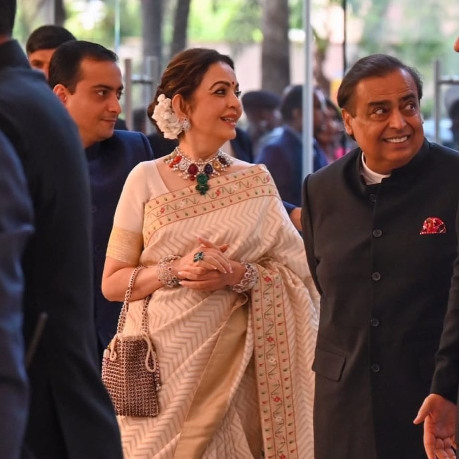 Nita Ambani in Handwoven White Paithani at Supriya Sule’s Daughter’s Wedding Reception 1000906
