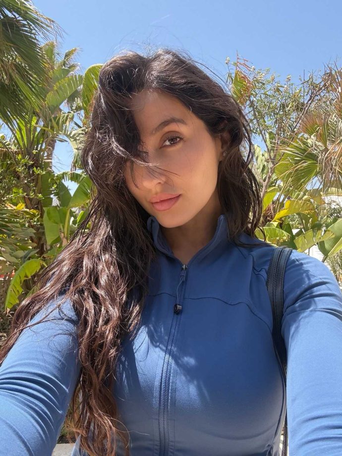Nora Fatehi Turns the Airport-to-Resort Look Into a Style Statement 999406