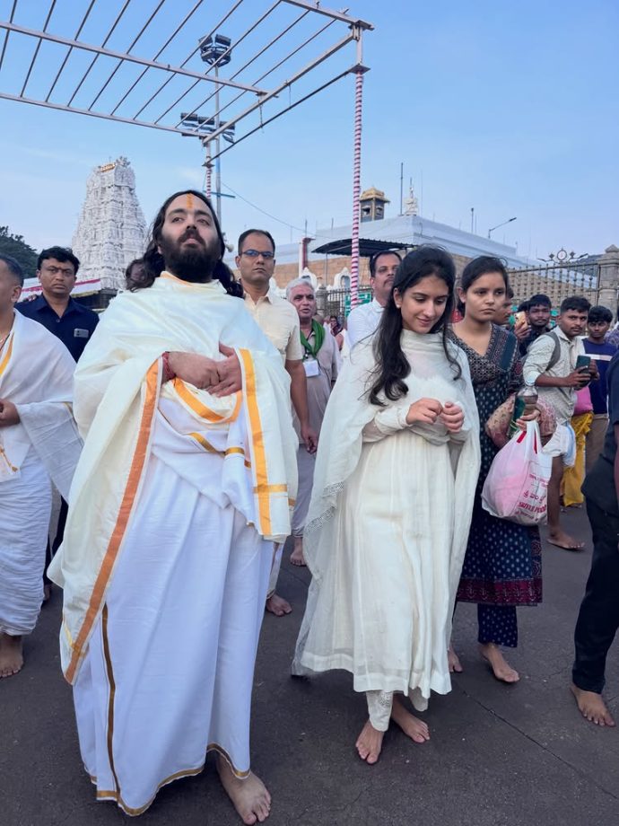 Radhika Merchant Keeps It Graceful in White Ethnic Wear During Tirumala Visit with Mukesh Ambani and Anant Ambani 999934