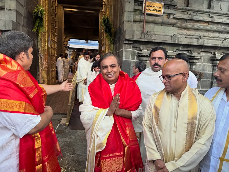 Radhika Merchant Keeps It Graceful in White Ethnic Wear During Tirumala Visit with Mukesh Ambani and Anant Ambani 999938