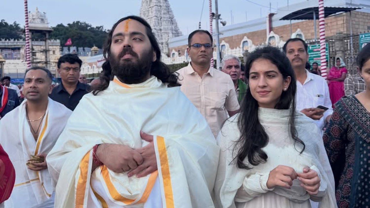 Radhika Merchant Keeps It Graceful in White Ethnic Wear During Tirumala Visit with Mukesh Ambani and Anant Ambani 999930
