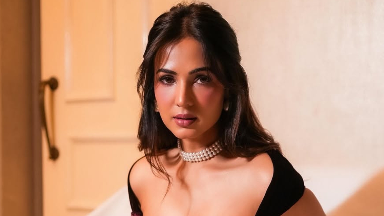 Sonal Chauhan Brings Back Old-School Glam with a Bold Velvet Slit Dress Look 999370