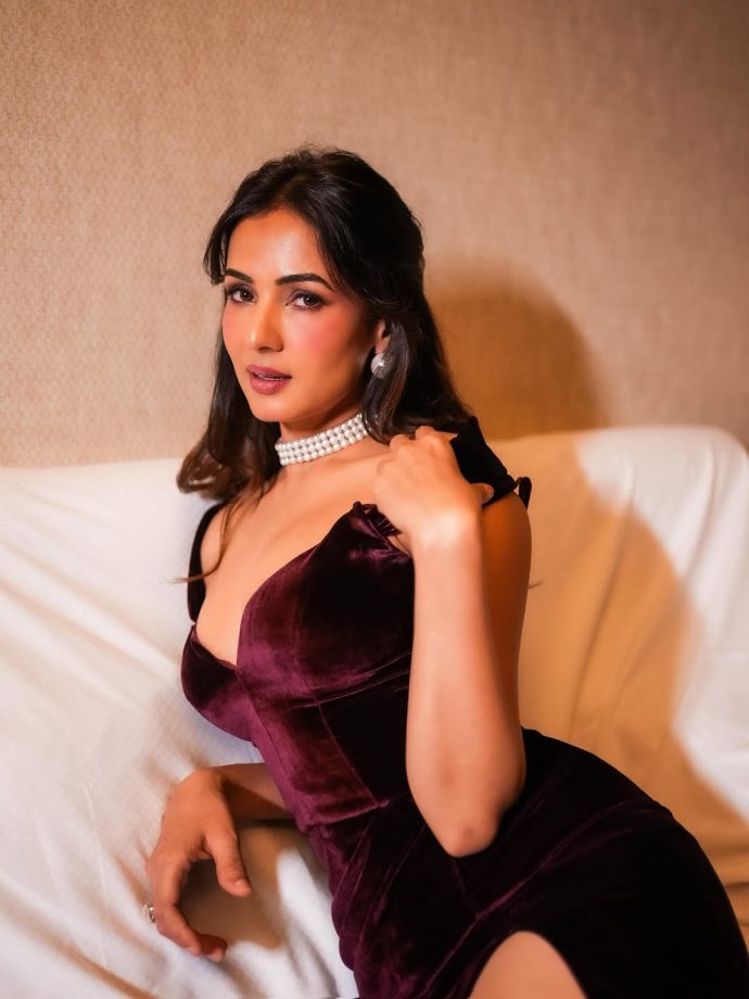 Sonal Chauhan Brings Back Old-School Glam with a Bold Velvet Slit Dress Look 999362
