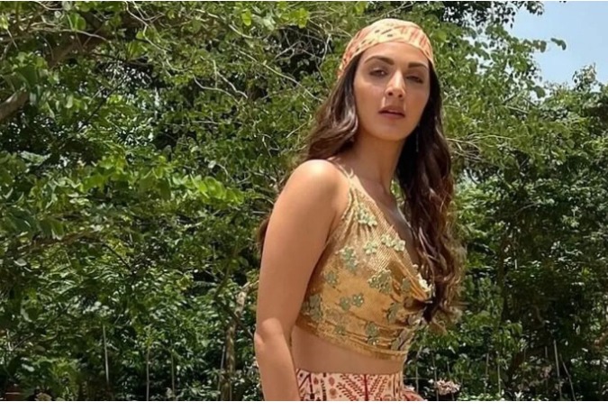 Ananya Panday to Kareena Kapoor Khan: Bollywood Actresses Bring Back the Bandana Trend in Style 1
