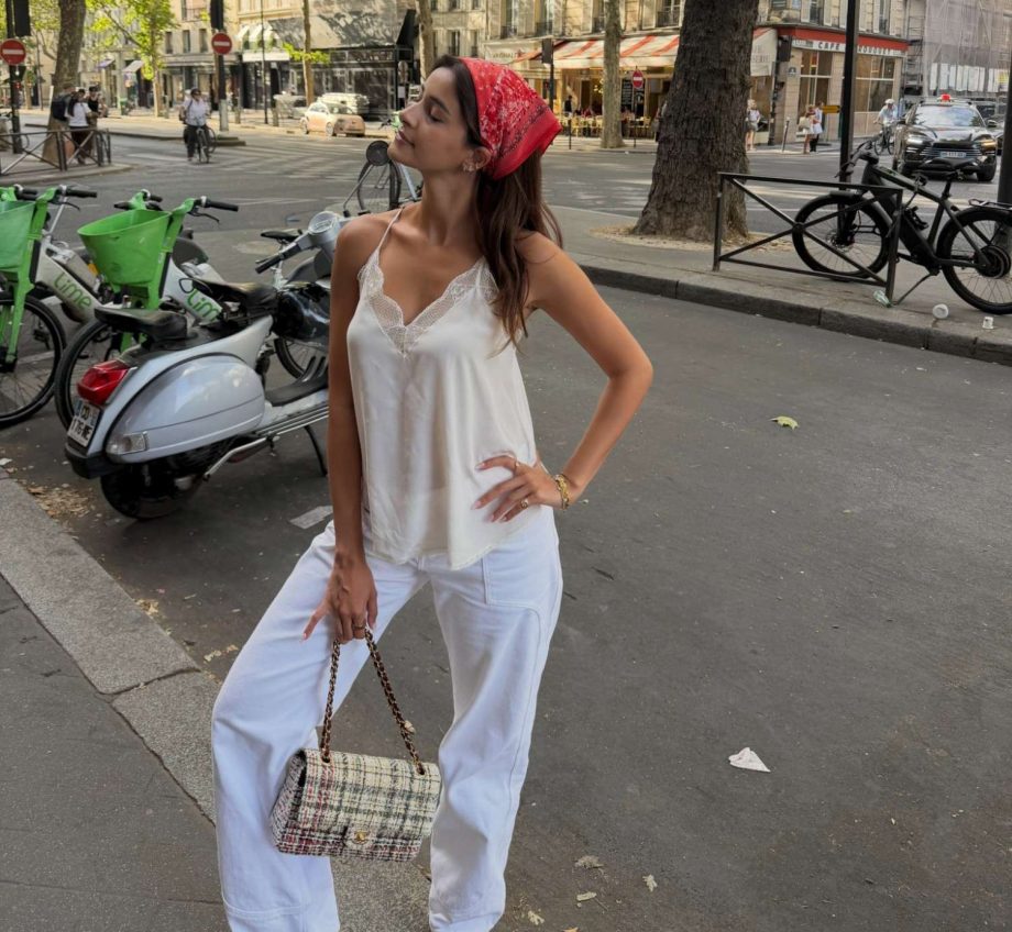 Ananya Panday to Kareena Kapoor Khan: Bollywood Actresses Bring Back the Bandana Trend in Style 1